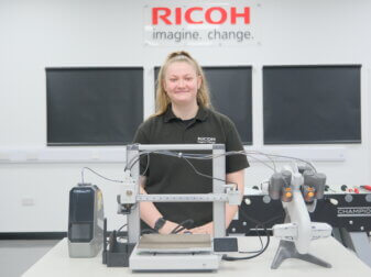 Die Auszubildende Eve Redden stand hinter dem neuen Desktop-3D-Drucker von Bambu Lab.